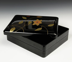 Jubako或带有花卉图案的分层食物盒